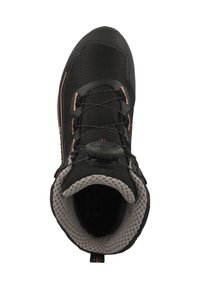 Černá turistická bota s texturovaným svrškem, oranžovými akcenty, kulatým uzávěrem na šňůrku a šedým polstrovaným límcem. Vnitřek je černý s síťovanými detaily.