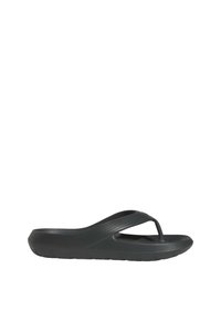 Svarta flip-flop sandaler med en slät gummimaterial, smala remmar och en texturerad fotsula med en svag båge för komfort.