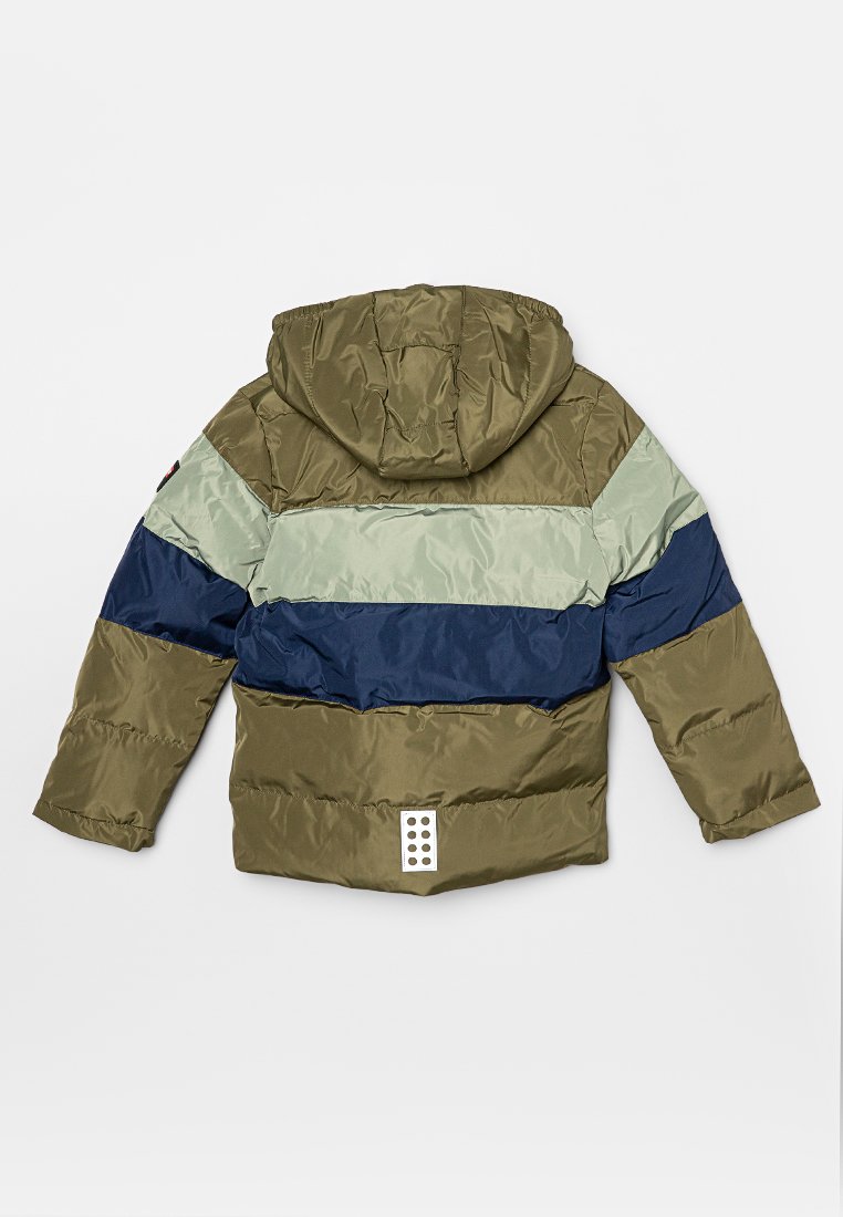 Veste rembourrée avec un design en blocs de couleurs vert olive, bleu marine et vert clair, dotée d'une capuche et d'un détail de bouton blanc à l'ourlet.