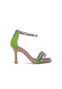 Sandalia de tacón alto de ante verde y púrpura con acentos decorativos de joyas en la correa del tobillo y la puntera. Presenta un tacón delgado y una plantilla acolchada.
