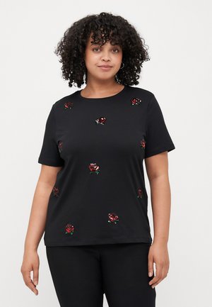 Schwarzes T-Shirt mit kurzen Ärmeln, das mit gestickten roten Rosendesigns und grünen Akzenten verziert ist, aus weichem, glattem Stoff. Rundhalsausschnitt.