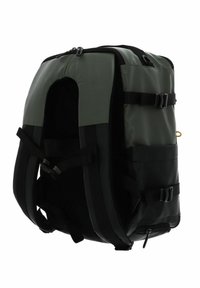 Zaino con una superficie opaca liscia in verde scuro e nero. Presenta spallacci regolabili, fibbie laterali e un compartimento con zip.