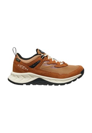 Brauner und beiger Sneaker mit niedrigem Schaft, weißen Schnürsenkeln, schwarzer Sohle und dekorativen schwarz-weißen Details an der Seite und an der Fersenschlaufe.