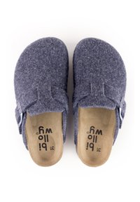 Sabots gris en feutre avec un bout arrondi, des accents en boucle en argent et une semelle intérieure texturée. L'intérieur présente un motif de logo beige.