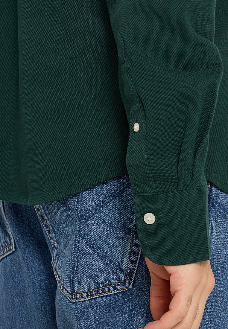 REGULAR FIT