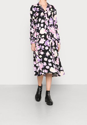 Schwarzes Kleid mit langen Ärmeln, das ein Blumenmuster in pinken und lila Farbtönen aufweist. Knielang mit einer geknöpften Vorderseite und einer lässigen Passform.