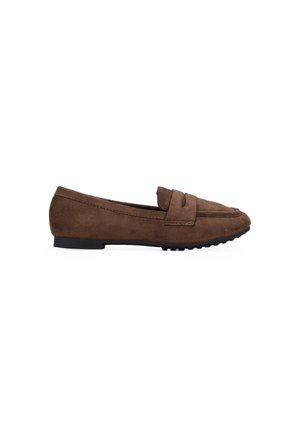 Mocasín de ante marrón con suela baja de goma negra y tira decorativa en la parte superior, visto de lado sobre fondo blanco.