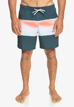 Bañadores de hombre con una base de color verde oscuro y un patrón de rayas horizontales en tonos degradados de blanco, coral y verde. Incluyen un cordón ajustable.