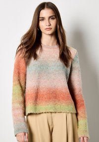 Flauschiger Pullover mit einem Verlauf in Pastellfarben: Pfirsich, Türkis und Grün. Verfügt über einen Rundhalsausschnitt und lange Ärmel, hat einen lässigen Schnitt und eine strukturierte Oberfläche.