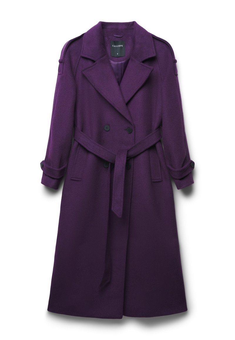 Cappotto lungo viola in lana a doppio petto con ampi risvolti, vita cintata, spalline e cinturini ai polsini con bottoni.