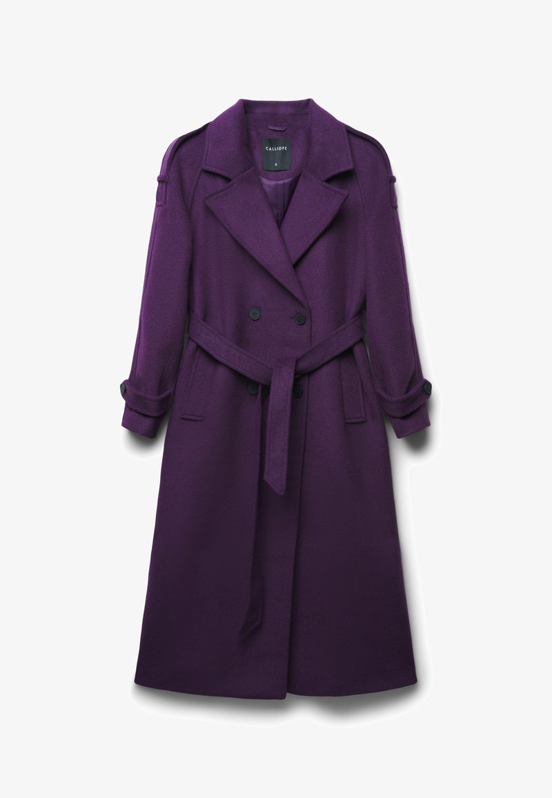 Cappotto lungo viola in lana a doppio petto con ampi risvolti, vita cintata, spalline e cinturini ai polsini con bottoni.