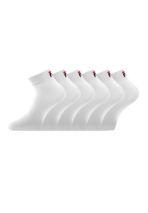 Six paires de chaussettes blanches de cheville avec des bords côtelés et un petit logo noir et rouge près du haut.