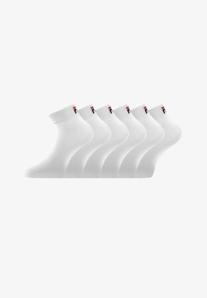Six paires de chaussettes blanches de cheville avec des bords côtelés et un petit logo noir et rouge près du haut.