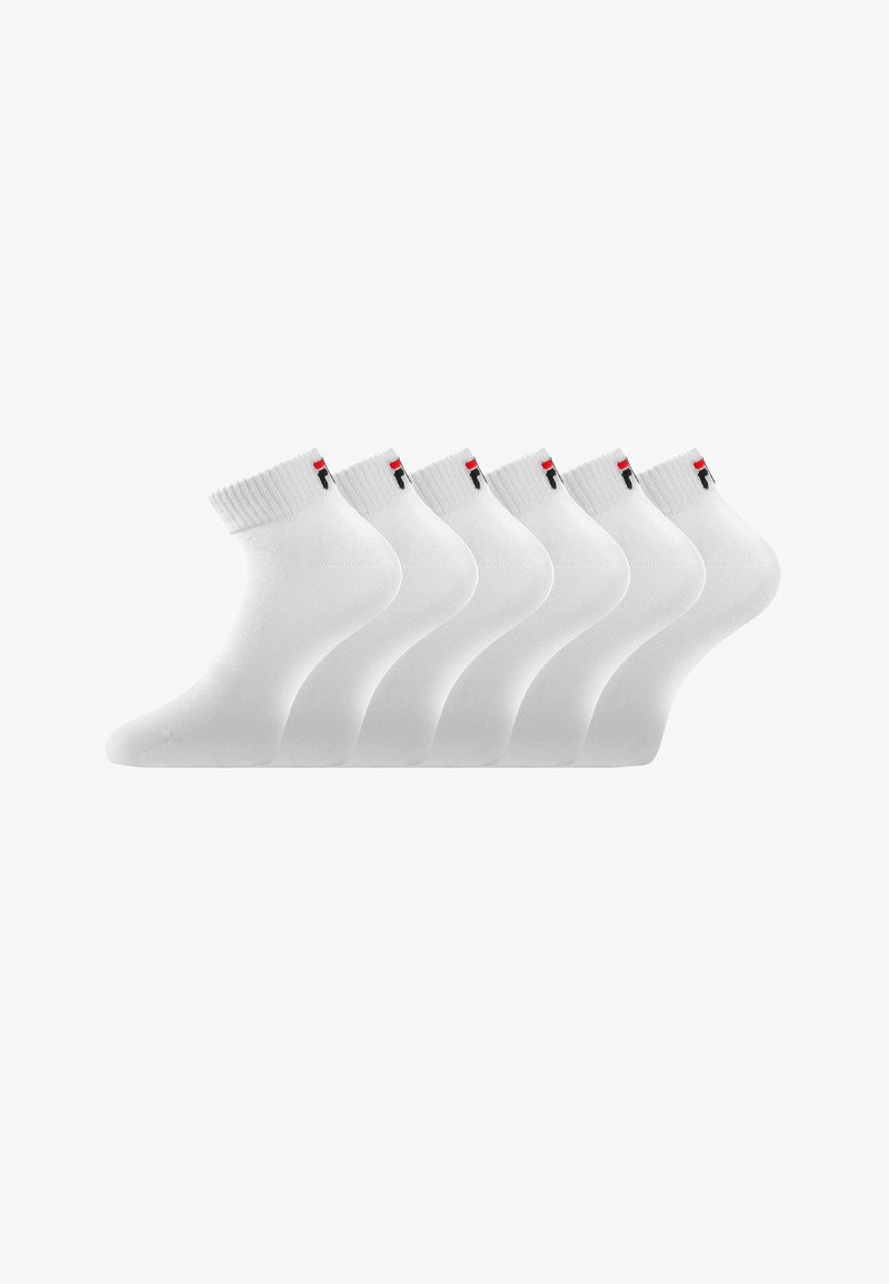 Six paires de chaussettes blanches de cheville avec des bords côtelés et un petit logo noir et rouge près du haut.