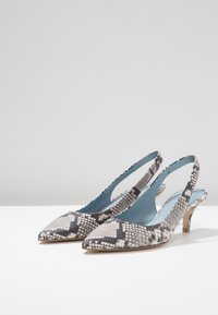 Tacchi slingback con motivo in pelle di serpente in grigio e bianco, caratterizzati da una punta affusolata e un piccolo tacco metallico, con solette blu.