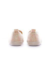 Scarpette slip-on in felt di colore rosa chiaro con superiore testurizzato, punta arrotondata e suole intrecciate. Presentano piccole linguette posteriori per una facile calzata.