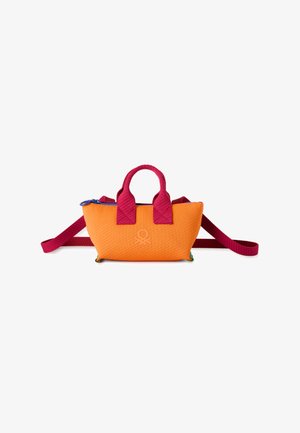 Kleine orange Stoffhandtasche mit roten Griffen, rotem verstellbarem Schulterriemen und blauem Reißverschluss auf weißem Hintergrund.