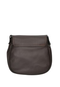 Borsa a tracolla in pelle marrone con una forma arrotondata, dettagli cuciti e chiusura a pattina. Texture liscia con una leggera lucentezza.