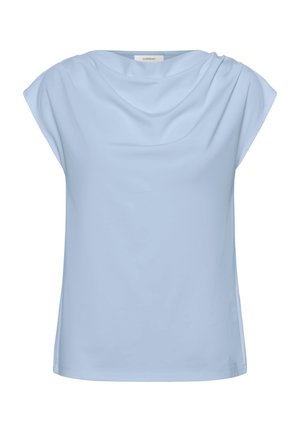 Vaaleansininen lyhythihainen toppi, jossa on laskostettu kaula-aukko. Valmistettu sileästä kankaasta, siinä on väljä istuvuus ja yksinkertainen, selkeä muotoilu.