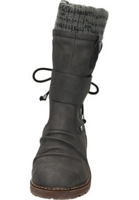 Bottine en cuir noir avec un revers tricoté gris texturé, design à lacets et une semelle en caoutchouc brun robuste. Comprend une fermeture éclair sur le côté et des coutures d'accent.