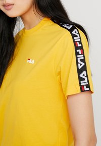 Fila ADALMIINA TEE - Camiseta estampada - citrus