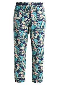 Granatowe spodnie z elastycznym pasem i sznurkiem, ozdobione wzorem zielonych tropikalnych liści i jasnoróżowych kwiatów hibiskusa.