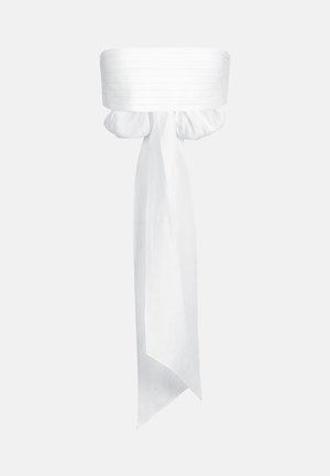 Witte strapless bandeau top met horizontale plooien en een grote, gestrikte strik die aan de voorkant naar beneden hangt.