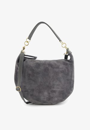 Graue Wildleder-Handtasche mit einer geschwungenen Form, die einen geflochtenen Oberhenkel und einen verstellbaren Tragegurt mit goldenen Hardware-Akzenten aufweist.