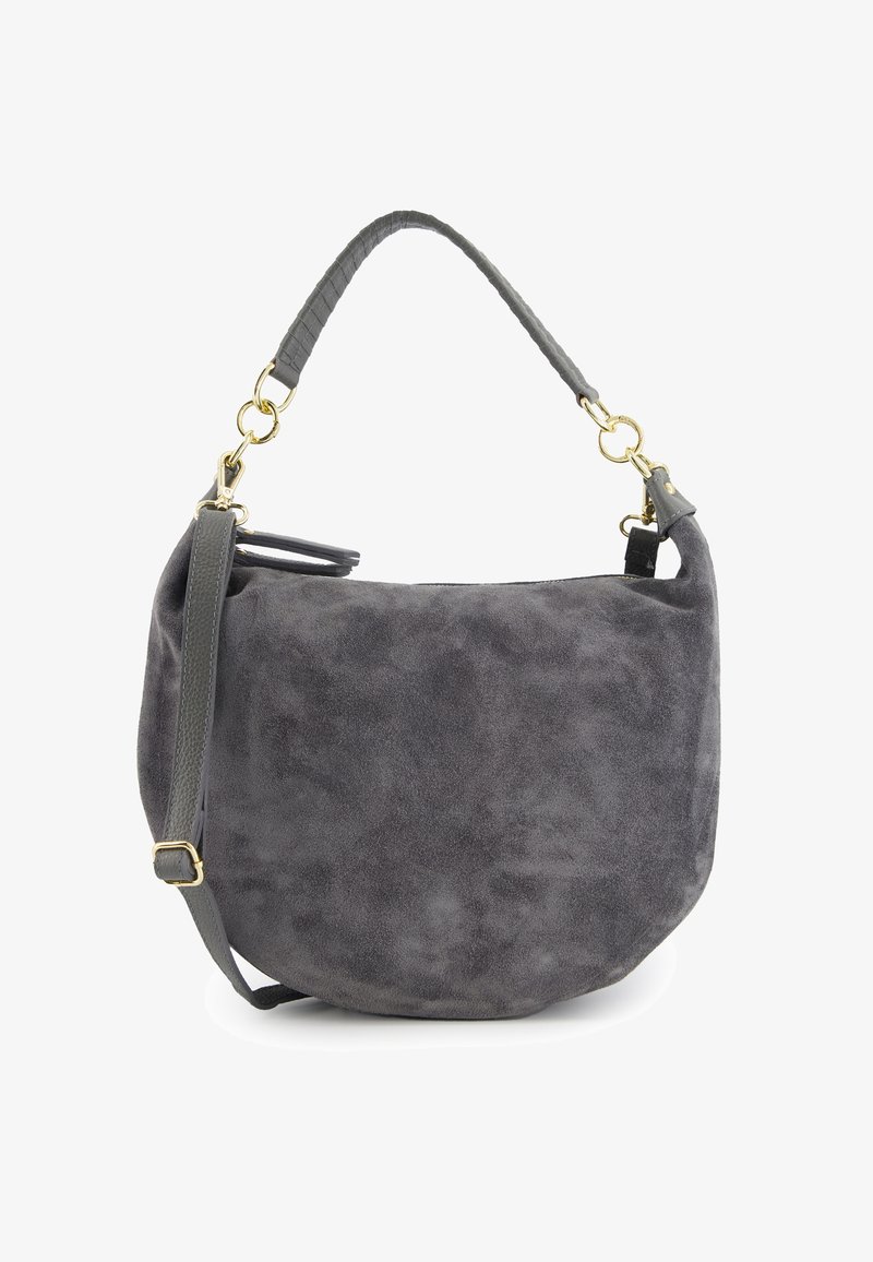 Graue Wildleder-Handtasche mit einer geschwungenen Form, die einen geflochtenen Oberhenkel und einen verstellbaren Tragegurt mit goldenen Hardware-Akzenten aufweist.