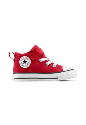 Baskets montantes en toile rouge avec lacets blancs, embout en caoutchouc et bande noire. Comprend une sangle Velcro et un logo circulaire sur le côté.