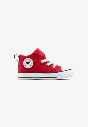 Sneaker alto in tela rossa con lacci bianchi, punta in gomma e striscia nera. Presenta una fascia in Velcro e un logo circolare sul lato.