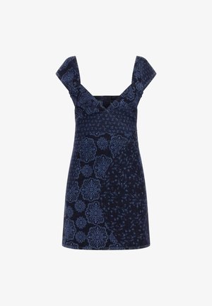 Marinblå klänning med blommigt blått mönster, med V-ringning och breda axelband. Tillverkad av ett texturerat tyg med en åtsittande silhuett.