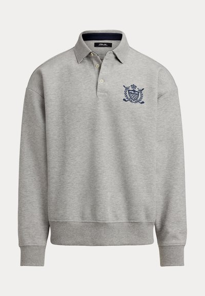Γκρι πόλο μπλούζα με μακριά μανίκια από βαμβακερό μείγμα, με τριπλό κούμπωμα, ριμπ γιακά και μπλε ναυτικό λογότυπο στο πάνω αριστερό μέρος του στήθους.