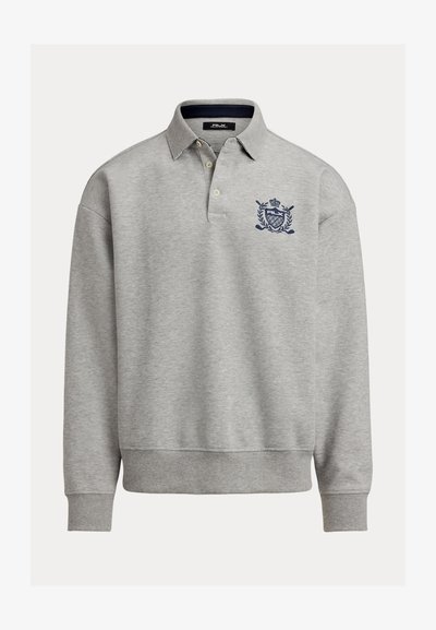 Siva polo majica dugih rukava od pamučne mješavine, s plisikom od tri gumba, rebrastim ovratnikom i tamnoplavi logotip na gornjem lijevom dijelu prsa.