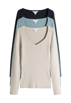 Drie geribde truien met lange mouwen en V-hals in crèmekleur, lichtblauw en donker marineblauw, verticaal gestapeld.