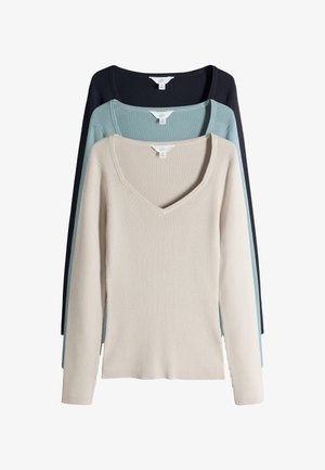 Drie geribde truien met lange mouwen en V-hals in crèmekleur, lichtblauw en donker marineblauw, verticaal gestapeld.