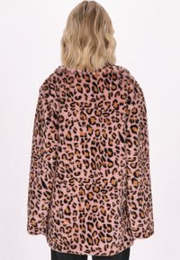 Abrigo de pelo sintético de leopardo en rosa, con una textura suave y hombros redondeados. El abrigo tiene mangas largas y un corte ligeramente relajado.