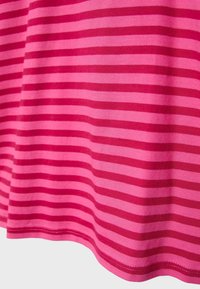 Nahaufnahme eines rosa Stoffs mit horizontalen, dunkelrosa Streifen und einem abgesteppten Saum am unteren Rand.