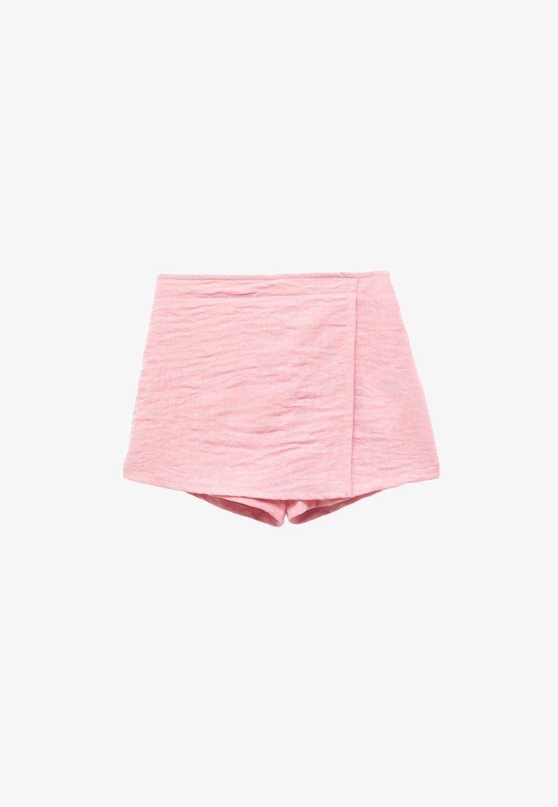 Pantalones cortos rosas con una textura arrugadada, presentando una cintura alta, un diseño de ligera superposición y un corte relajado. Sin herrajes ni patrones visibles.