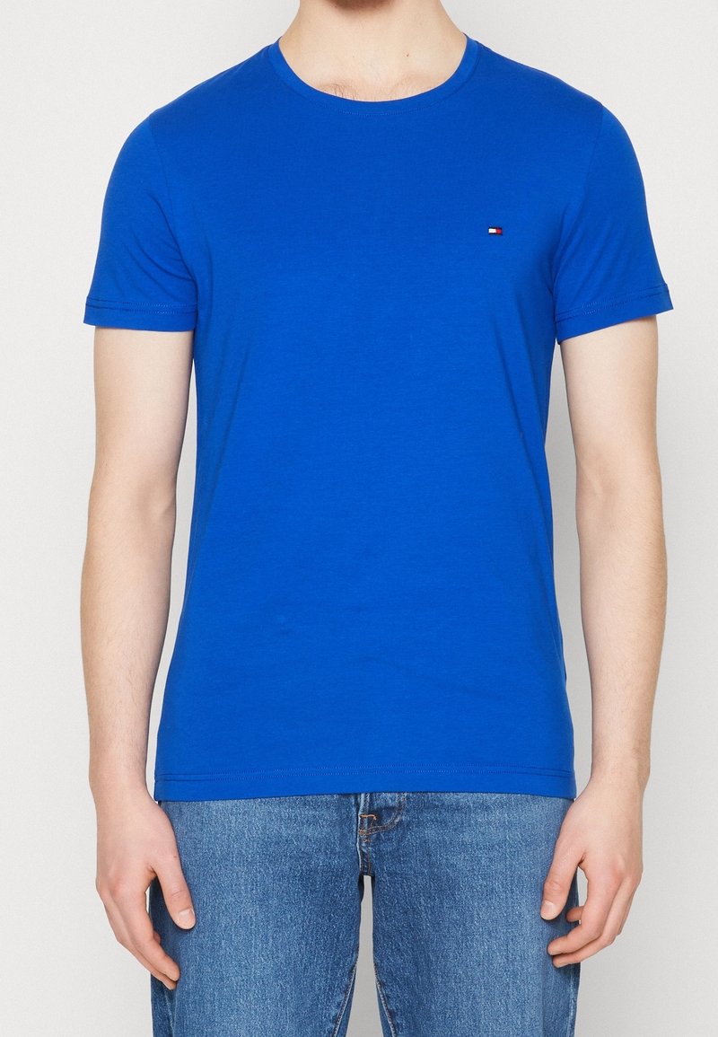 Blå crew-neck t-shirt i bomull, med korta ärmar och en liten logotypaccent på bröstet. Mjuk textur, regular fit.