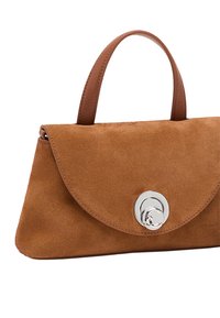 Hnědá semišová kabelka s kulatou klopnou, uzavíráním ze stříbrného kovu a krátkým koženým držadlem. Texturovaný povrch s jemným povrchem.