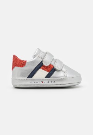 Sølvfarvet løbesko til småbørn med hæl i rød glitter, marineblå og hvide striber, to velcrolukninger og "Tommy Hilfiger" logo på sålen.