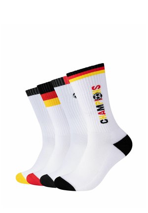 Quattro paia di calzini bianchi a costine con dettagli neri, rossi e gialli, un paio mostra la scritta "CHAMPS" con un'icona di pallone da calcio.