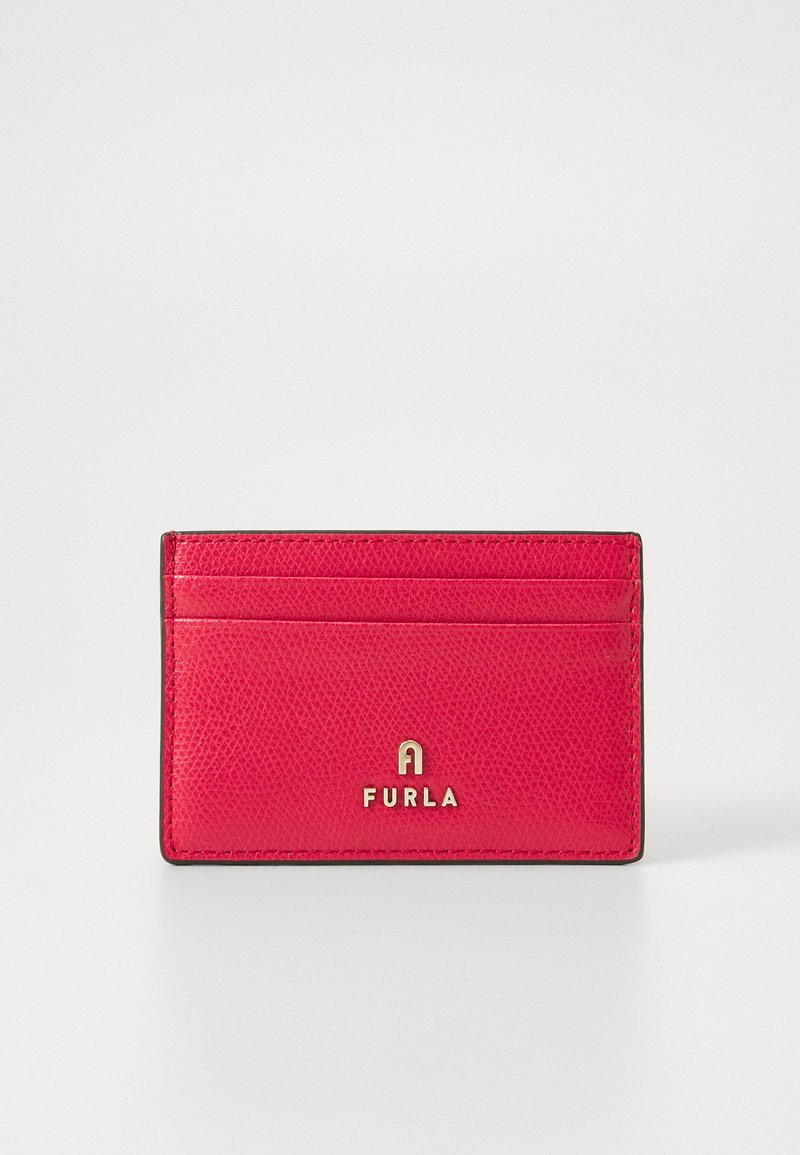 Crveni kožni držač za kartice s teksturiranom površinom, s četiri utora za kartice i zlatnim logotipom "FURLA", završeno s crnim rubovima. Kompaktni dizajn.