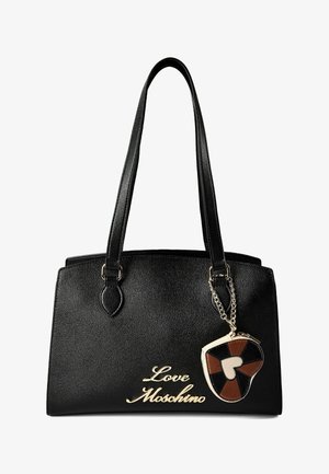 Zwarte Moschino handtas met lange banden en een hartvormige sleutelhanger in zwart, bruin en wit, bevestigd met een gouden ketting.