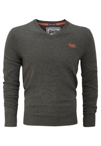Grauer V-Ausschnitt-Pullover aus Strick. Hat lange Ärmel, gerippte Bündchen und ein kleines orangefarbenes Logo auf der Brust. Weiche Textur.