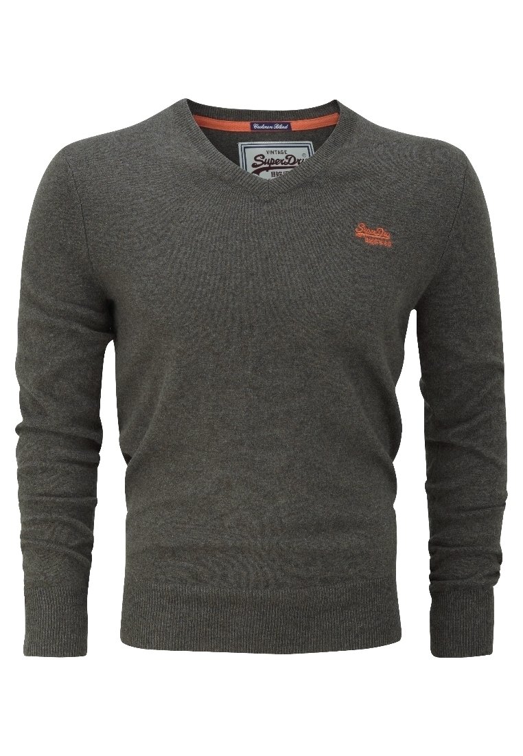 Grauer V-Ausschnitt-Pullover aus Strick. Hat lange Ärmel, gerippte Bündchen und ein kleines orangefarbenes Logo auf der Brust. Weiche Textur.