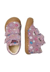 Fialové boty pro batolata s květinovými vzory, hnědými gumovými podrážkami a dvěma nastavovacími suchými zipy, zobrazené z vrchního a bočního pohledu.