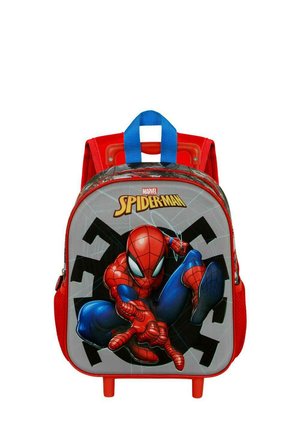 Mochila roja con un gráfico de Spider-Man, fondo gris, correas azules y un diseño duradero con acentos y detalles coloridos.