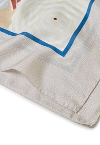 Foulard di seta con stampa geometrica, bordo blu e sfondo sottile texturizzato, che mostra colori chiari e neutri con una finitura liscia.